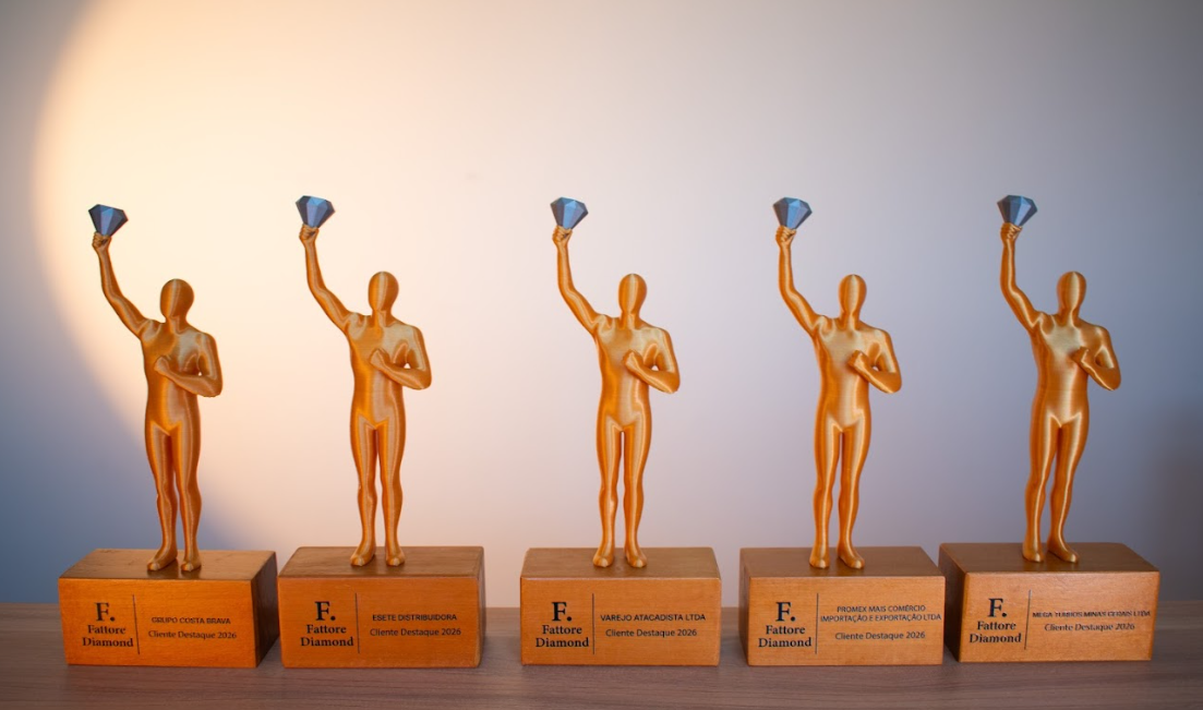 Coleção de troféus personalizados Fattore Diamond em impressão 3D para premiação de clientes destaque - presentes corporativos em escala