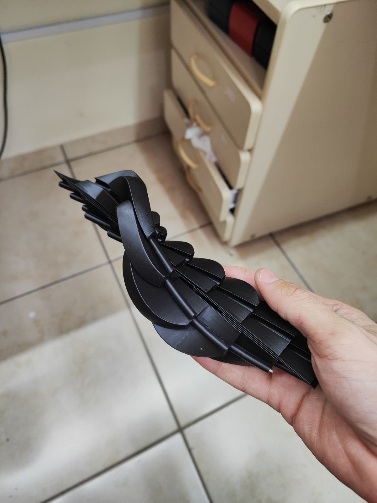 Esfera sensorial deslizante preta sendo segurada — design articulado ArtTech 3D