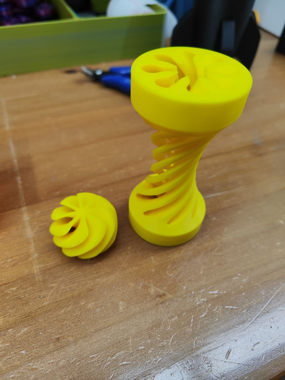 Túnel sensorial interativo impresso em 3D — peças amarelas com design helicoidal