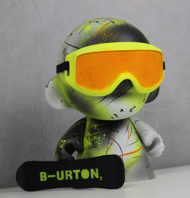 Munny personalizado com snowboard e óculos de snowboard — toy art esportivo