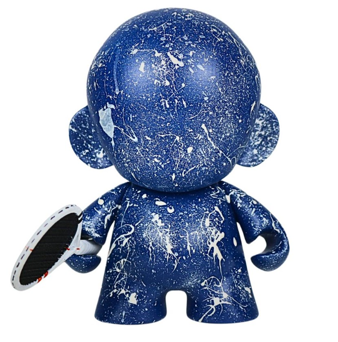 Munny tenista com base azul e pintura branca, segurando raquete de tênis — ArtTech 3D