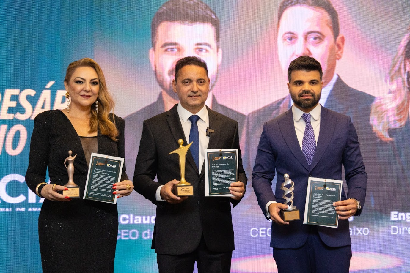 Premiados segurando troféus personalizados no Prêmio Empresário do Ano 2025 da ACIA - troféus exclusivos criados pela ArtTech 3D