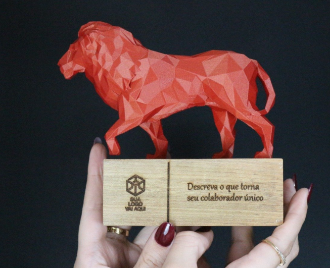 Troféu Instinto Animal com escultura de leão low-poly vermelho sobre base de madeira personalizada, produzido pela ArtTech 3D