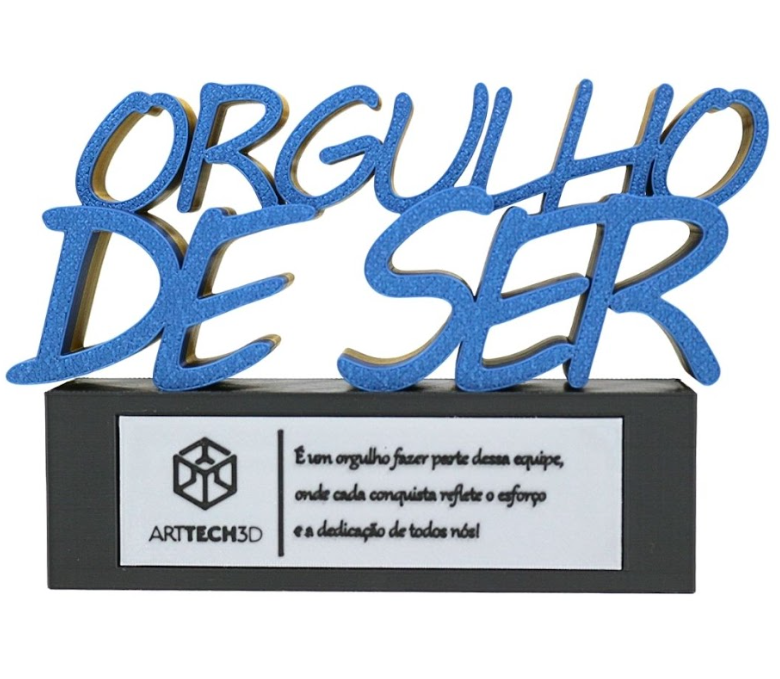 Troféu personalizado Orgulho de Ser em impressão 3D com letras azuis e mensagem gravada na base - reconhecimento de equipe da ArtTech 3D
