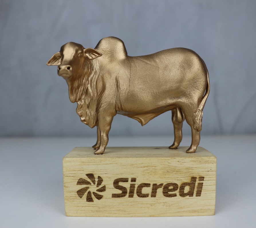 Troféu personalizado em formato de boi nelore dourado — projeto exclusivo para o Sicredi